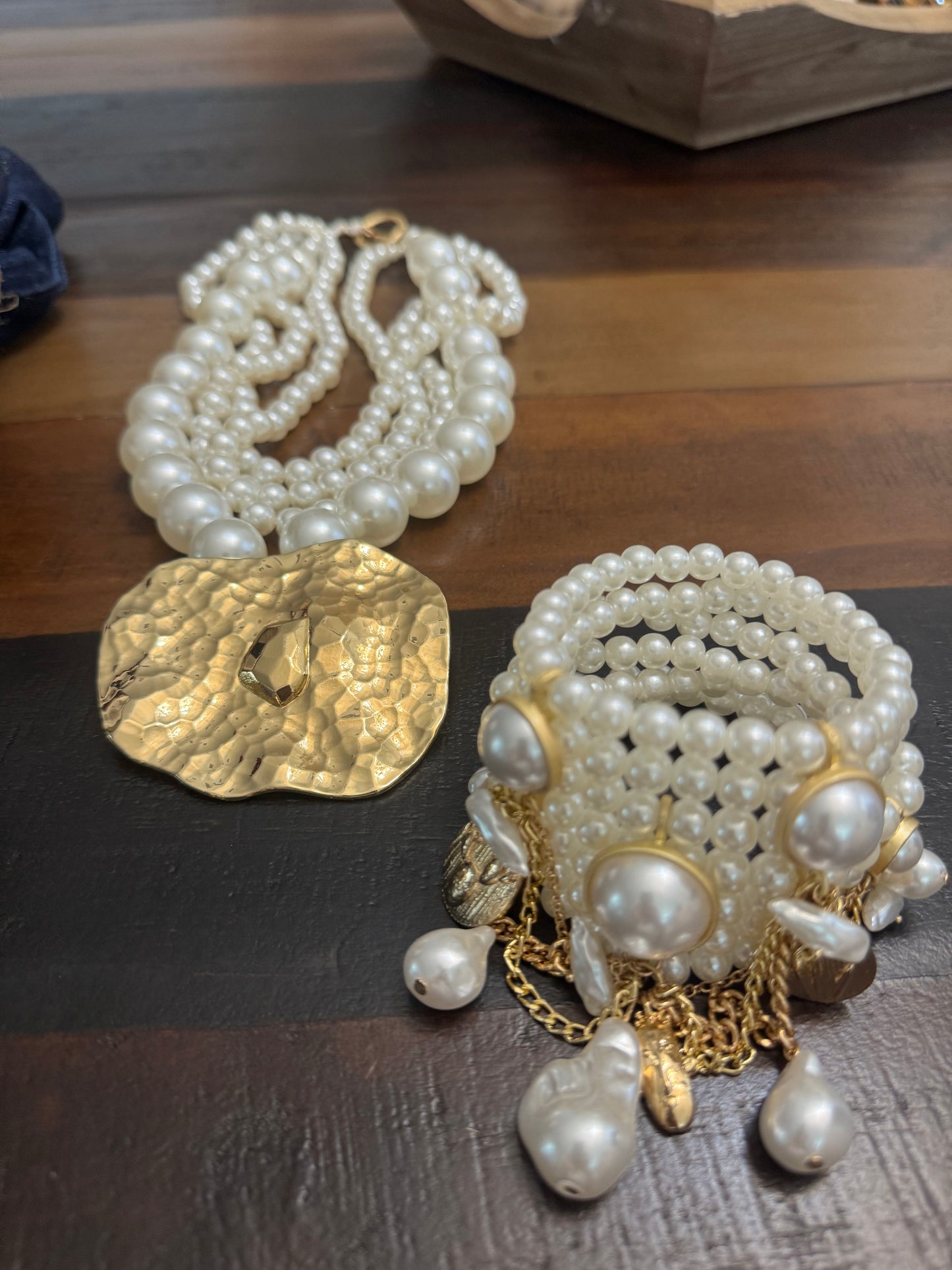 🌆🤍 Perla Urbana: elegancia clásica con un toque moderno y vibrante♥️