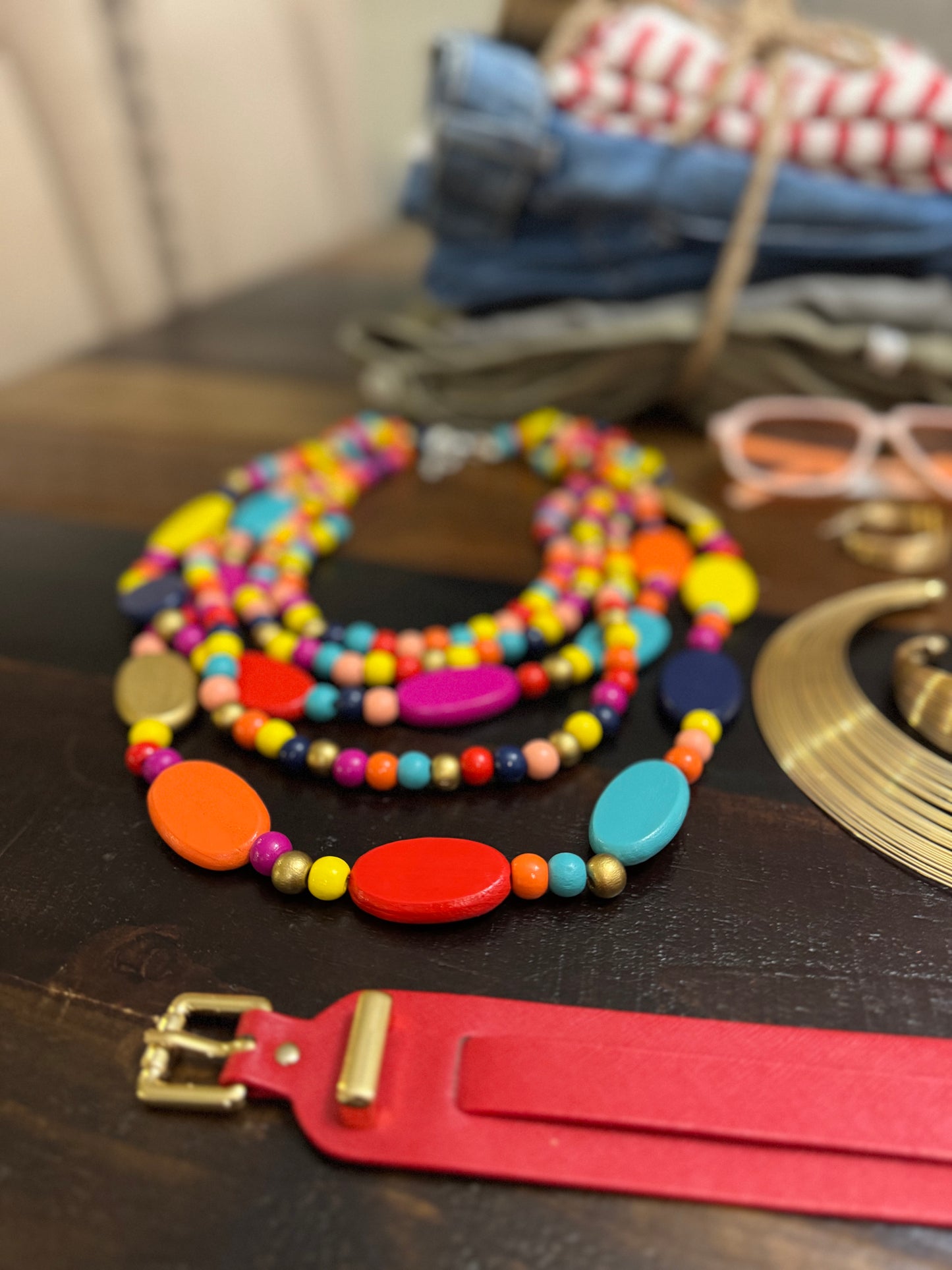 ⚫⚪🌈 Esencia Dual: básicos atemporales con accesorios vibrantes que equilibran lo clásico y lo audaz