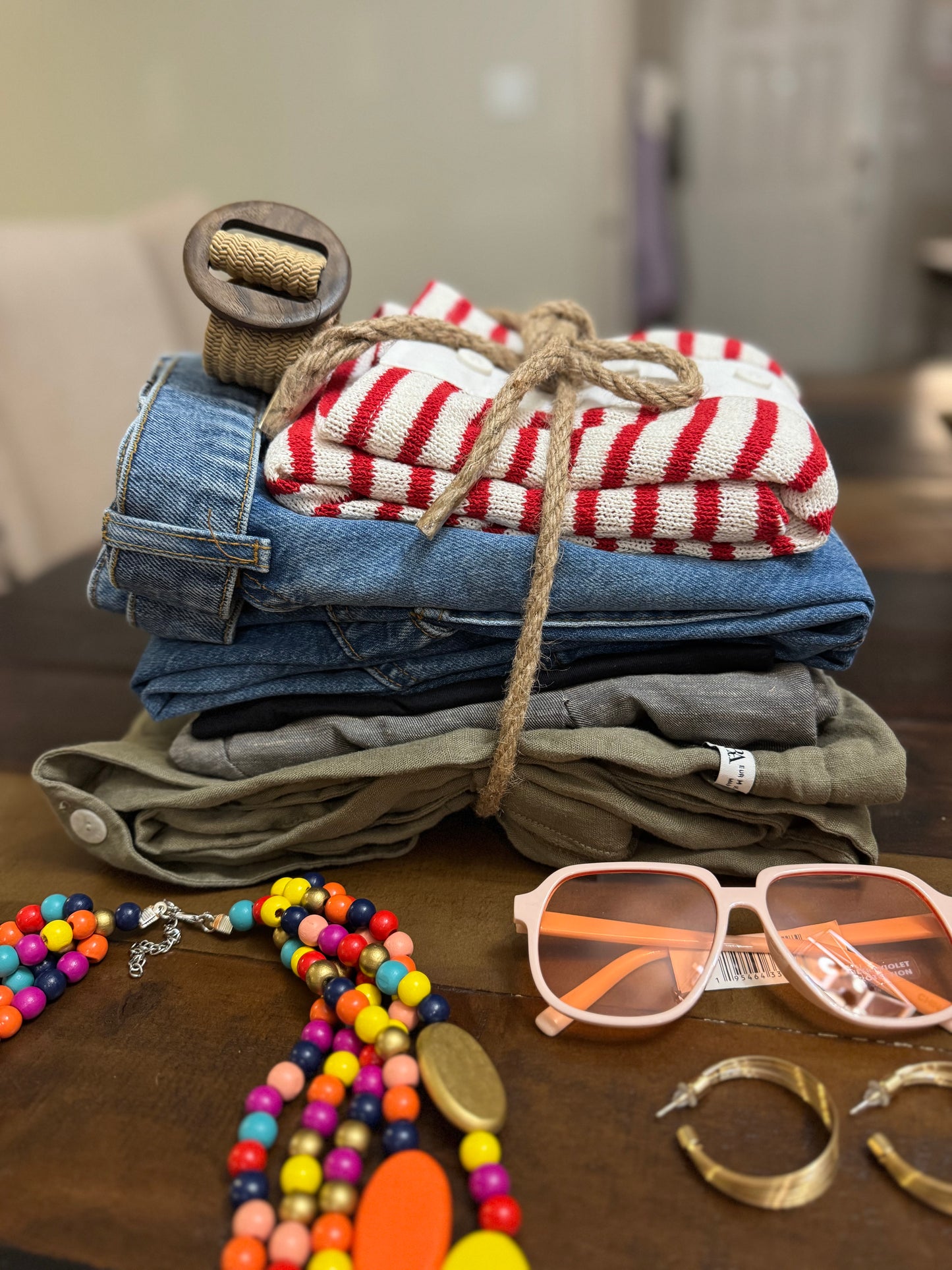 ⚫⚪🌈 Esencia Dual: básicos atemporales con accesorios vibrantes que equilibran lo clásico y lo audaz