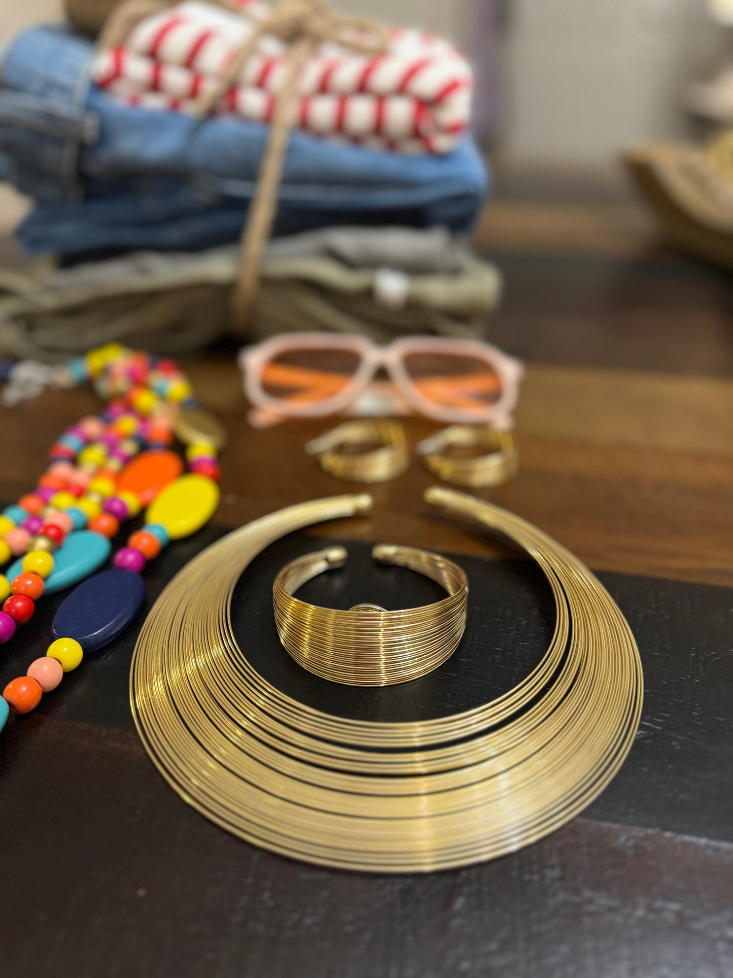 ⚫⚪🌈 Esencia Dual: básicos atemporales con accesorios vibrantes que equilibran lo clásico y lo audaz