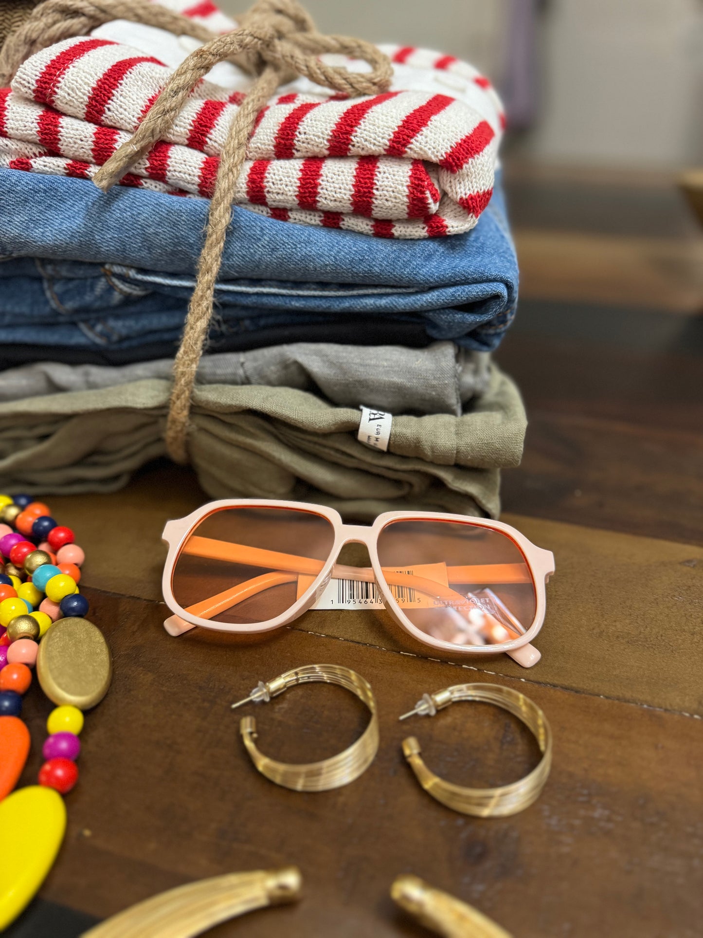 ⚫⚪🌈 Esencia Dual: básicos atemporales con accesorios vibrantes que equilibran lo clásico y lo audaz