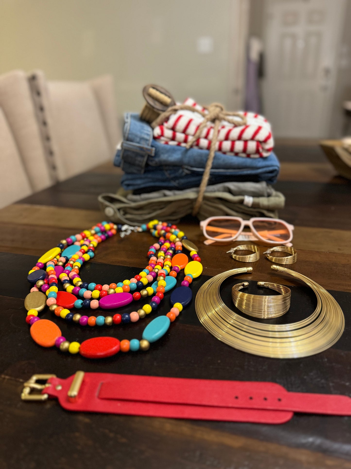 ⚫⚪🌈 Esencia Dual: básicos atemporales con accesorios vibrantes que equilibran lo clásico y lo audaz