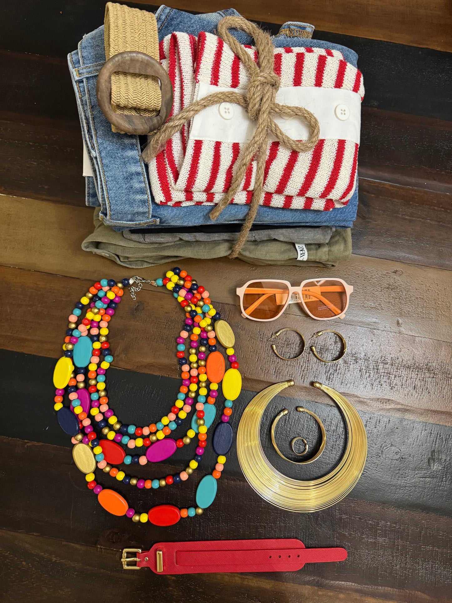 ⚫⚪🌈 Esencia Dual: básicos atemporales con accesorios vibrantes que equilibran lo clásico y lo audaz