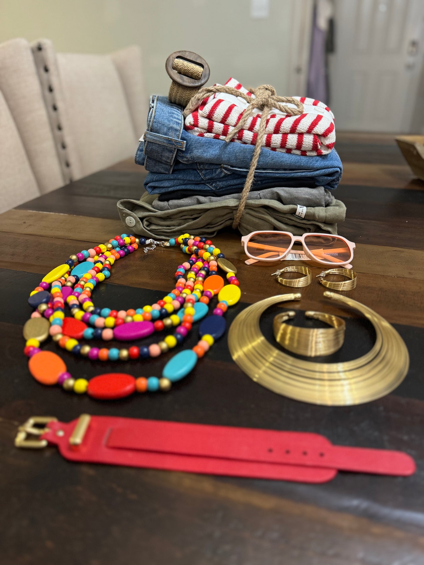 ⚫⚪🌈 Esencia Dual: básicos atemporales con accesorios vibrantes que equilibran lo clásico y lo audaz